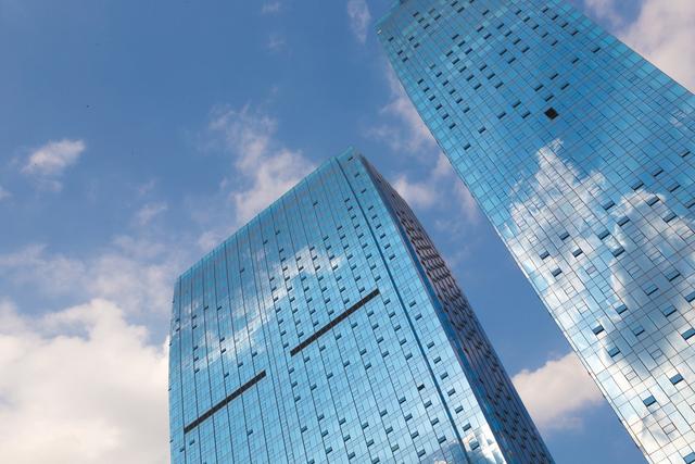 5月28日上午，越秀集团与广州交投集团正式签订战略合作协议，双方将在现代交通基础设施、房地产开发、现代农业和金融服务等领域展开全面战略合作。  广州交投集团杨宇正董事长表示，广州交投集团的核心产业为高速公路、城市快速路等现代交通基础设施，未来希望拓展房地产板块，实现大型交通工程沿线土地资源价值最大化。他透露，该公司已与越秀地产城市更新集团紧密联系，希望未来双方发挥各自优势，尽快启动各项工作，共同推动项目成功落地，为双方后续合作打造示范案例。  在广州交投集团之前，广州地铁集团已经与越秀集团结成合作同盟，目前双方已有多个轨交合作项目落地。