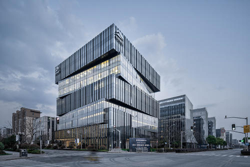 6月3日早间，旭辉控股（集团）有限公司发布公告披露5月销售简报。  公告中披露，2020年前5月，旭辉累计合同销售金额约人民币556亿元，同比增长26%，合同销售面积约334.03万平米。合同销售均价约人民币16600元╱平米。  2020年5月单月，旭辉合同销售金额约人民币202.0亿元，合同销售面积约113.54万平米。合同销售均价约人民币17800元╱平米。  据了解，于五月，旭辉在苏州、无锡、北京、成都、合肥等地均有拿地，并发行2020年公司债券（第一期），规模31.2亿元，票面利率最低3.8%。  另外，公司还向林氏家族购买永升生活服务集团有限公司已发行股本的5%，并于7月1日起被授予林氏家族所持有的剩余23.64%股份的投票权，交易完成后，旭辉将成为永升最大股东并获得控制权，将永升业绩并表。