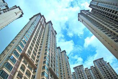 　　这无疑是一块价值连城的土地。北京三环沿线的土地几乎开发殆尽，只有南边一线，尚有为数不多的大规模地块没有出让开发。本次出让的北京市丰台区南苑乡分钟寺村L-41地块，就位于北京东三环地铁十号线分钟寺站旁边。地段得天独厚，加上是住宅用地，在北京四环以内限制住宅开发的背景下，这样的好地块极具地王相。