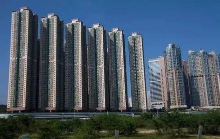 因虚假宣传构成不正当竞争行为，山东济南一房企被罚44万元。  　　4月30日，绿地北展济南置业有限公司在对某单位团购促销中发放载有“济南市政府将搬迁至先行区”不实信息的宣传材料。山东省市场监督管理局认定上述行为违反《中华人民共和国反不正当竞争法》第八条规定，构成虚假宣传的不正当竞争行为。近日，该公司被处以44万元的行政罚款。    　　最近一两年，“济南市政府将搬迁至先行区”的信息，一直都是网络传闻，从来没有任何正式“官宣”。在这种情况下，这家房企将其作为楼盘的宣传资料，显然是不合适的，也确实构成了虚假宣传。  　　很多人或许会疑惑，这种找不到确切官方消息源的信息，不能作为宣传依据，难道不是常识吗？相关房企会不知道？房企对这种“虚假宣传”乐此不疲，只是把传闻当成可以利用的工具。    　　将没有事实支撑的模棱两可的信息，释放给购房者和社会，是开发商惯用的宣传套路。外部因素方面，开发商的宣传点主要聚焦这几个方面：第一，政府搬迁甚至是区划变动；第二，高新产业、知名大型商业综合体、优质教育资源入驻板块；第三，高铁、地铁、高架路等交通方面的规划；第四，楼盘周边重大不利因素的消失，比如化工厂、垃圾场搬迁等；第五，将还没定的学区，视为“囊中之物”。  　　当然，楼盘内部情况的虚假宣传，也不在少数。比如，交付实体房和样板房不符；小区交付后内部配套，与前期的宣传或者沙盘展现不符；精装修的材料使用，和前期宣传不符；宣传时称业主可以自由去顶楼，但交房后却发现不行等。  　　正因为这些方面事关相关楼盘的现实价值，比如能不能卖完，甚至能不能热销等，相关房企才会绞尽脑汁蹭外部因素的热度，或者想方设法“修饰”楼盘内部情况。在房企眼里，事情真假不重要，只要有购房者买账就行。  　　除了房企本身的主观原因，相关虚假宣传的出现，也离不开相关楼盘在管理和规范层面的工作不到位。现实中，很多楼盘的宣传口径都不统一，比如在某些宣传信息上，开发商和销售团队的说法不一；不同的销售人员，对同一事情说法可能也不一样；有的楼盘还会引入二手房中介团队，使得楼盘在宣传上更加混乱。  　　房企或者具体楼盘套路不断的虚假宣传，再加上自媒体的炒作，确实很容易以假乱真。由于现在多为期房，对于营销宣传无法及时验证。在这种背景下，购房者容易被套路也就不难理解。  　　所以，监管层面必须加大处罚力度，而不仅是“隔墙扔砖式”惩戒，真正提高违法成本，缩小虚假宣传的空间。  　　同时，不能总是“事后诸葛亮”。在楼盘前期的营销宣传中，相关部门也应该及时介入，并引导购房者强化防范意识、证据意识。当然，整个房地产行业，也需要基本的行业规范，要有“行业自律”。  　　来源：中国青年报