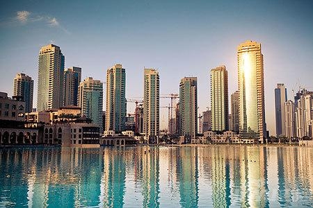 近日，广州、杭州、济南、郑州、福州、苏州等6个政策性租赁住房试点城市与中国建设银行签订《发展政策性租赁住房战略合作协议》。建设银行将提供1900亿元的贷款，支持6个城市在未来三年内提供约80万套（间）政策性租赁住房，解决上百万名新市民的安居问题。    　　金融支持将如何影响政策性租赁住房的发展，试点地区将如何规划建设，记者采访了相关部门和试点地区。  　　小户型低租金 瞄准2亿新市民住房需求  　　政策性租赁住房是我国住房保障体系的重要组成部分。2019年以来，住房和城乡建设部对全国71个大中城市开展深入调研，提出以解决新市民住房问题为出发点，加快建立以公租房、政策性租赁住房和共有产权住房为主体的住房保障体系。    　　住房和城乡建设部相关负责人表示，从调研情况来看，各地都存在非户籍常住人口和新落户的大学毕业生等新市民住房总体比较困难的情况。一方面这部分群体自购房比例低、以租房为主；另一方面，目前市场供应的租赁住房普遍户型大、租金高，缺少小户型、低租金住房供给。大量新市民只能租住在城中村或进行合租群租。  　　根据国家统计局的数据和住建部的测算，我国目前约有2亿新市民，主要集中在部分大中城市，特别是珠三角、长三角、京津冀、成渝等城市群，他们在促进经济增长、保障城市运行、扩大社会消费、推动创业创新等方面作用巨大，是我国经济社会发展的中坚力量。  　　瞄准新市民群体的住房需求，政策性租赁住房应运而生。“小户型、低租金，可改善新市民居住条件。”住建部相关负责人介绍，政策性租赁住房主要利用存量闲置土地和闲置房屋建设，支持将不适宜继续在中心城区发展的产业项目外迁，利用腾空土地或房屋建设，确保建在交通便利、公共设施齐全的中心城区等区域内，实现职住平衡。  　　该负责人表示，发展一定数量的政策性租赁住房，在满足新市民居住需求的同时，还能补齐租赁市场短板，稳定市场租金，倒逼城中村改造， 推动培育和发展租赁市场。  　　谁投资谁所有 政策支持社会力量投入  　　政策性租赁住房由谁来出资建设？“与公租房不同，公租房是政府主导的，由政府投资建设分配管理，而政策性租赁住房是由政府给予政策支持、企业和其他机构投资建设的。”住房和城乡建设部相关负责人明确。  　　靠政府大规模投资建设公租房解决量大面广新市民的住房问题，各级财政压力较大。政策性租赁住房的建设发展要依靠市场主体，谁投资、谁所有，是一种市场行为和市场产品。“加快建设政策性租赁住房，有助于促进住房保障对象从以户籍家庭为主转向覆盖城镇常住人口，住房保障方式从以政府投入为主转向政府政策支持、吸引社会力量投入为主。”住房和城乡建设部相关负责人表示。  　　但是，投入大、收益低、资金平衡难的问题影响市场主体建设租赁住房的积极性，也制约着住房租赁市场的发展。调动市场主体积极性，需要政府加大政策支持，其中加大金融支持就是政策之一。  　　此次中国建设银行为6个试点城市政策性租赁住房建设运营提供金融支持，成为引导更多市场主体参与，形成可复制、可推广市场机制的有益摸索。  　　“糖心LOGO官方网站在线观看积极与试点城市政府沟通房源筹集方案，并针对不同的房源类型主动提供差别化的金融支持方案。”建设银行副行长纪志宏介绍，银行将发挥资金、科技、渠道、集团母子公司联动等方面的优势，向试点城市提供金融产品支持、房源筹集运营等综合服务。  　　13个城市试点 建设蓝图和时间表明确  　　“未来3年，计划发展15万套（间）政策性租赁住房”“有望解决20余万新市民的住房问题”“通过利用存量土地、集体土地、非住宅房屋改建等方式筹集政策性租赁住房10万套（间）”……  　　2019年底，住房和城乡建设部在沈阳、南京、苏州、杭州、合肥、福州、济南、青岛、郑州、长沙、广州、深圳、重庆等13个城市开展完善住房保障体系试点工作，这些试点城市因地制宜，纷纷制定了未来3年建设政策性租赁住房的蓝图和时间表。  　　杭州整合蓝领公寓和人才专项租赁住房建设等，将符合条件的房源全部转化为政策性租赁住房，明确了未来3年计划发展的15万套（间）中，蓝领公寓4万套（间）、人才专项租赁住房8万套（间）、租赁企业筹集的租赁住房和企业自建职工租赁房转化3万套（间）。济南结合城中村改造工作，利用城中村村民生活保障房项目进行建设。郑州结合自身拆迁安置房等存量住房较多的特点，明确了以盘活存量为主的政策性租赁住房筹措方式，将政策性租赁住房项目的规划布局与32个功能核心区的建设规划相融合，集中选取一批面积合适、交通便利、配套成熟的存量住房。  　　住建部明确，考虑到租赁住房投入大、收益低、资金平衡难，地方可以规定在一定年限（10—15年）内用作政策性租赁住房，期满后可转为市场租赁住房。  　　来源：人民日报