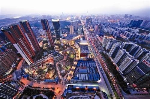 随着疫情防控基本平稳，房地产行业复工复产扎实推进，企业为了进一步弥补前期疫情对销售的负面影响，加大了推盘力度，力求资金尽快回笼。在市场预期稳步恢复的背景下，楼市成交也逐渐复苏。    　　中国指数研究院称，5月，地方政府在“房住不炒”的楼市调控总基调指导下，因城施策更加灵活，但是房地产市场恢复速度略显不同。其中，一线及核心二线城市市场需求整体恢复较快；部分三四线城市受人口、产业等多重因素影响，市场需求恢复相对缓慢。  　　中国指数研究院数据显示，截至6月7日，受监测的12个一二线主要城市库存总量环比微幅上升0.04%。截至6月首周，受监测城市中北京升幅较高，为4.44%；福州紧随其后，升幅为4.08%；温州升幅较小，为0.24%。监测城市中，东营库存环比降幅较高，为6.06%。    　　事实上，从5月开始，城市住宅新增供应量同环比均小幅上升。另外，受房企积极推盘叠加疫情期间积压的购房需求持续释放影响，多数城市市场交易逐步恢复，成交量同步上升。从销供比来看，一线城市去化能力更为乐观。截至5月底，重点城市中，南京、杭州属于库存吃紧较为严重的城市，当前去化周期分别为5.77个月、5.11个月。  　　克而瑞地产研究中心近日公布的报告指出，在成交明显复苏带动下，5月多数城市供求关系维持平衡。受监测的28个重点城市消化周期环比皆大幅收窄，八成以上城市降至18个月警戒线以下，杭州、济南等消化周期不足6个月。  　　从库存状况来看，28个城市当中六成以上城市供求比小于1；同时，六成以上城市库存面积环比有所回落。但同比来看，七成以上城市库存仍处上升通道，青岛、郑州、杭州等同比增幅超40%。  　　克而瑞方面认为，随着半年度业绩冲刺季的到来，房企必将加快供货节奏，供应有望放量增长，甚至创年内新高，预计6月市场仍将保持较高热度。  　　来源：经济参考报